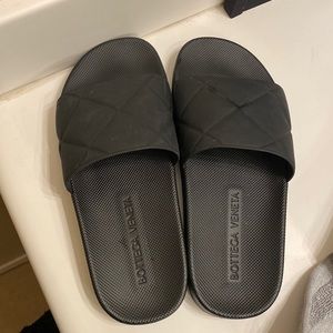 Some botteca slippers